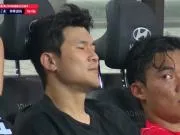 对表现不满,金玟哉被换下后在替补席闭眼不看比赛