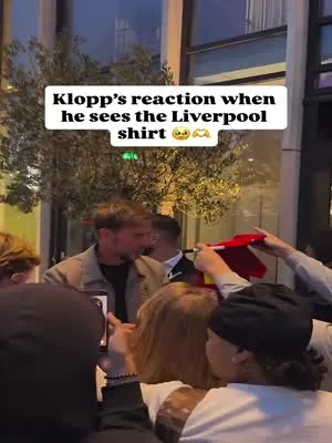 看看克洛普看到一件利物浦球衣时的反应。