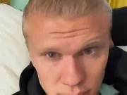 保持短发发型了?哈兰德晒自拍:剪短发之后第一次理发