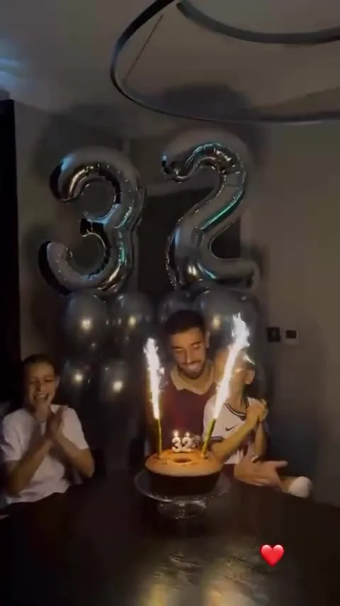 双喜临门！B费32岁生日当天获金球提名 全家一起为球员庆生