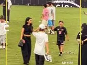 安东内拉进场庆祝，看到儿子蒂亚戈没穿鞋而训了他一顿