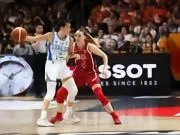 美国女篮55-52险胜意大利女篮，克拉克6中0仅拿1分，里斯8分