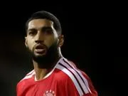 图片报:赛巴里球袜12个破洞被指不合规
