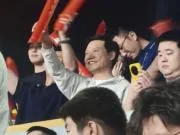 雷军现身苏超赛场观战徐州vs苏州,白天为当地车主交车