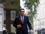 英首相:我要审阅曼城的判决报告,得出任何结论前必...