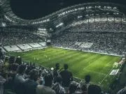 马赛球迷拉横幅嘲讽老板:2016:冠军计划,2026:法乙计划?