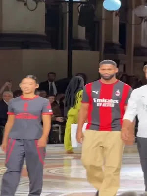 米兰新闻网ins: 米兰亮相Vogue Worl...