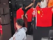 铜牌战不敌伊朗后,队员中圈鞠躬致谢郭士强率教练组先行离场
