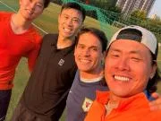 王大雷晒与郑铮等人训练场合影：笨鸟先飞呗，菜就提前练