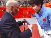 颁奖嘉宾对王楚钦说“只想给你颁金牌”,后者:下次我争取