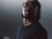 埃泽:穿搭一般听我弟的;贝克汉姆对我时尚方面的影响也很大