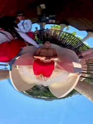 赫拉德-马丁在特内里费岛的Siam Park畅享...