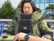 山东泰山与济南市特巡警支队举办党建活动,王大雷试穿排爆服