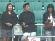 赵丽娜、杨旭现身中国女足观众席，停赛的王妍雯一同看球