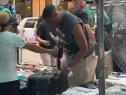 松弛感~威斯布鲁克在香港游玩，在路边摊购买行李箱