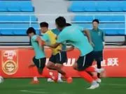 北青:国足集训大部分安排一天两练;巴顿等5名国脚今晚会合