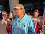 韩国国脚李刚仁已经回到首尔,许多女球迷围着他拍摄