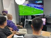 记者晒照：于根伟指导开播前，大家伙儿都在看浙江vs三镇比赛