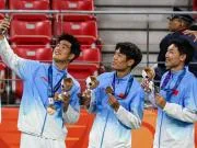 高清图集：中国男足亚运队全体参加颁奖典礼领取铜牌