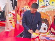 马宁现身龙兴球场中国之队官方商店,球迷拿红黄牌求签名