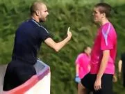 老照片:2011年,瓜迪奥拉在训练场上指导巴萨竞...