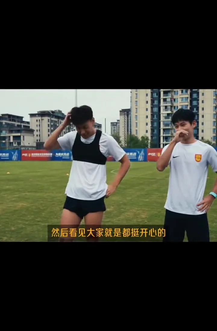归我了😂刘建业把向余望的亚运铜牌拿走:你再管国奥队要一块!