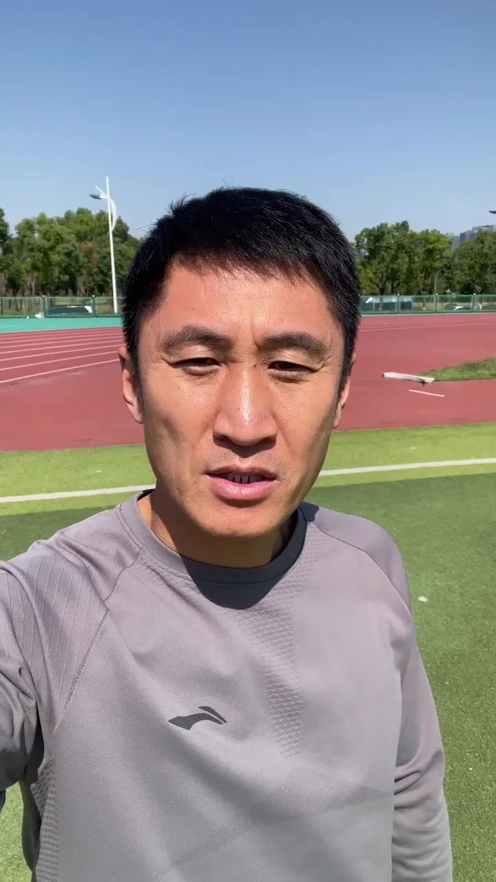马宁社媒为国足加油：中午训练，晚上给中国队加油！