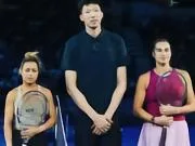 周琦现身中网现场，为萨巴伦卡和扎拉祖哈的比赛挑边