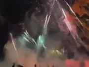 有点猛,加拉塔萨雷球迷凌晨2点在巴萨下榻酒店外疯狂放烟花