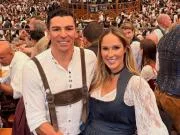 48岁拜仁名宿卢西奥携孕妻现身慕尼黑啤酒节,并晒出甜蜜合照