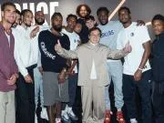 真正的顶流，成龙现身NBA中国赛，和独行侠众将合影
