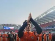 记者：泰山赛后谢场王大雷给郑铮戴队长袖标，全队和球迷合影
