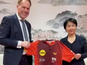 杜塞尔多夫市长访华，赠送樊振东球衣作为交流纪念礼物