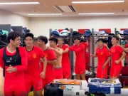 热闹起来！U23男足赛后更衣室内开起火车跳起了舞