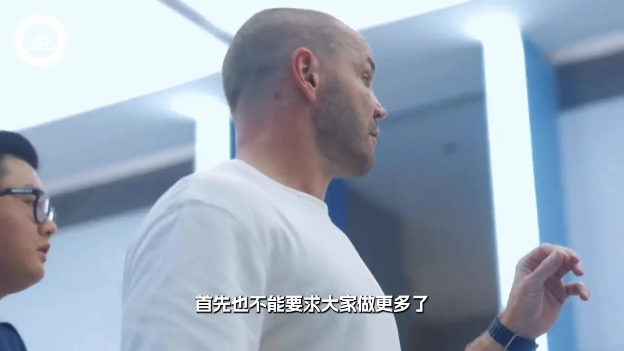中场休息,更衣室里主教练坚定的声音,为下半场逆转注入了强心剂