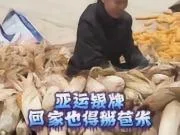 亚运田径银牌李春辉回家掰苞米,经纪人:她经常帮帮父母干活