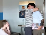 恩佐-费尔南德斯探访加拉汉医院，为住院的年轻病人送去礼物
