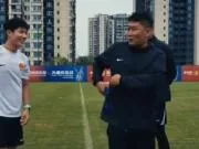 拿来吧你！刘建业把向余望的铜牌揣进兜：你再向国奥队要一块