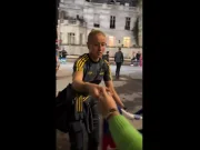 在客场对阵巴黎FC的比赛结束后,莉娅威廉姆森与球迷在一起