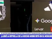 即将迎来阿根廷国家队最后一战，梅西抵达球场后面带笑容