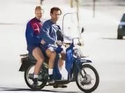 老照片：1990年，科曼与胡里奥-阿尔贝托骑着摩...