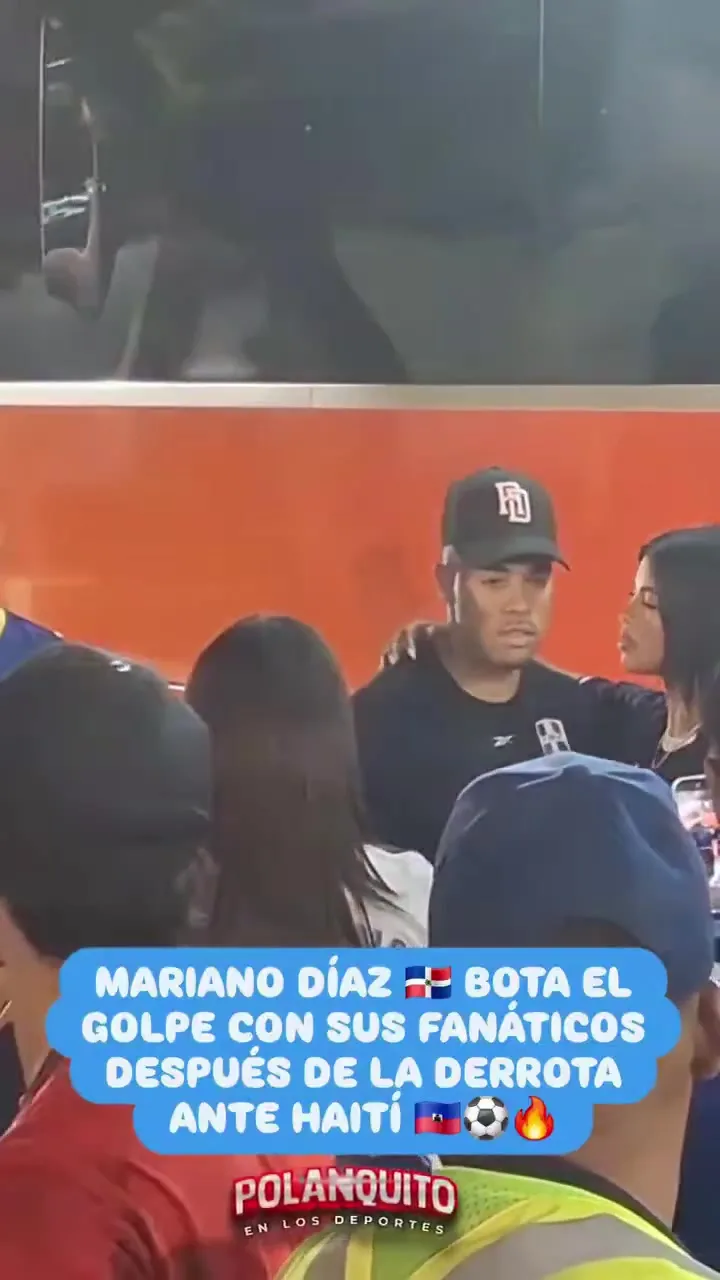 马卡报：马里亚诺与女球迷合影后嘴对嘴亲吻