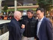 杨旭晒与因凡蒂诺交流照：他表达了对中国足球的关注与认可
