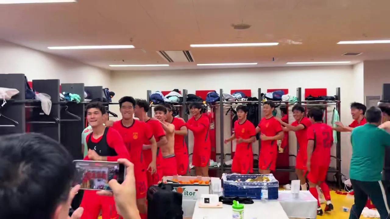 接着奏乐接着舞！李昊：更衣室大家都在跳舞，安东尼奥跳得最热烈