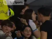 在阿根廷大胜玻利维亚后，大马丁把他的球衣送给了一个小女孩