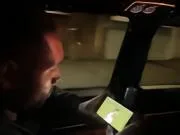 约纳坦-塔晒照，在车上用手机观看德国队比赛