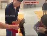 暖心,孙兴慜安慰被插队哭泣的小球迷并签名