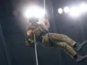 球报：一美军士兵在橄榄球赛前绳索速降表演时坠落身亡
