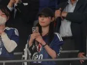 久保建英新婚妻子福原遥现身看台，助威日本战新西兰