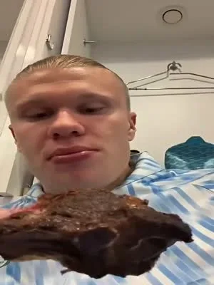 哈兰德赛后干饭名场面🥩！大口吃肉，每咬一口都摇头...